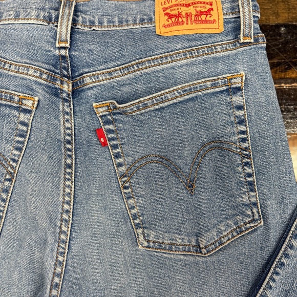 Levi's® Women's High-Rise Wedgie Straight
Cropped Jeans 31 - Picture 7 of 11